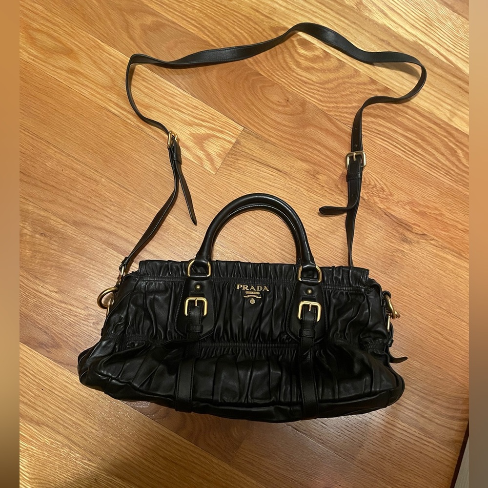 100% authentic Prada tote bag in black leather - Picture 1 of 10